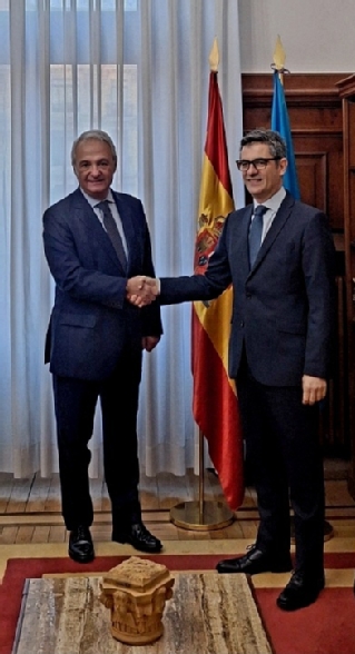 Jesús María Chamorro González, presidente del TSJA y Félix Bolaños García, ministro de Justicia, en el despacho presidencial del Tribunal Superior de Justicia de Asturias